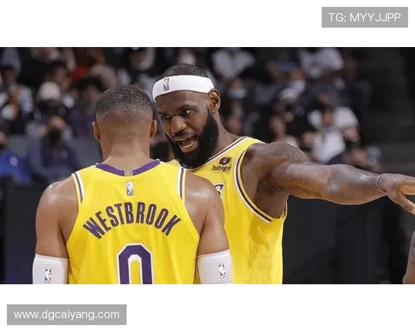 詹姆斯复出领衔湖人战胜勇士 威少表现亮眼助力球队胜利